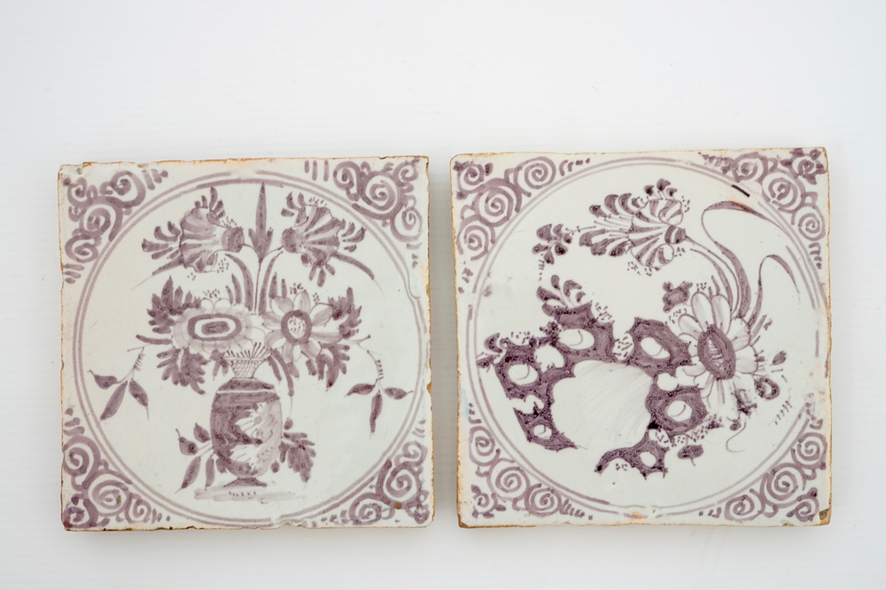 Twee mangane tegels met floraal decor, Moustiers, Frankrijk, 17e eeuw